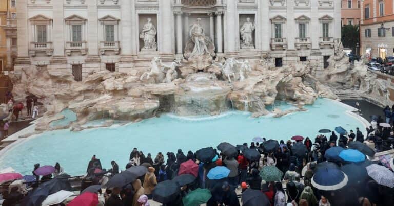 Roma, invadida por el fervor turístico, el lujo y también por las contradicciones