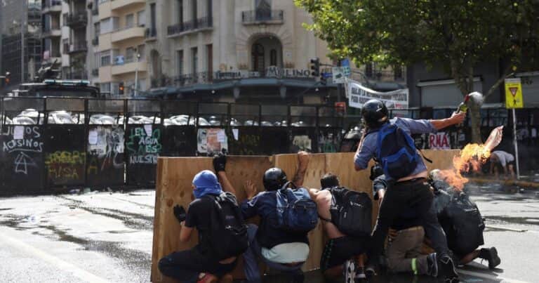 Dictan la prisión preventiva y seguirá detenido el manifestante que armó y tiró una bomba molotov a la policía durante la marcha por la reforma laboral