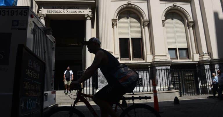 En medio del paro general, el dólar llegó a los $1.410, su valor más bajo desde septiembre y el Central sumó otros US$ 76 millones