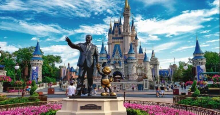 Una ley secreta permite a Disneylandia construir una planta nuclear en su parque