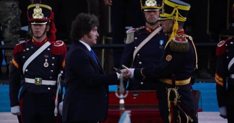 Milei buscó cerrar la polémica por el traslado del sable corvo de San Martín: «Es un acto de justicia histórica»
