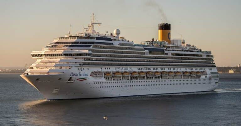Un crucero quedó en medio de una tormenta y sus pasajeros vivieron un momento de terror: «Sentimos que se inclinaba cada vez más»