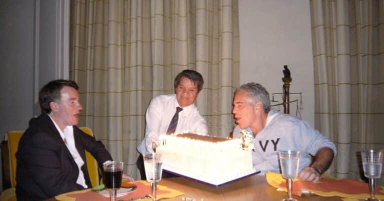 Escandalo y pedidos de renuncia en el Reino Unido por los vínculos de su exembajador en EE.UU. con Jeffrey Epstein