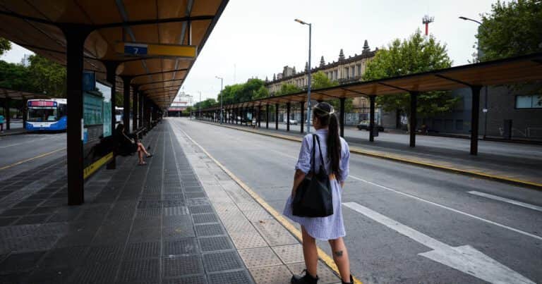El paro de la CGT arrancó con más autos en la calles, pocos colectivos y los que buscan cómo viajar