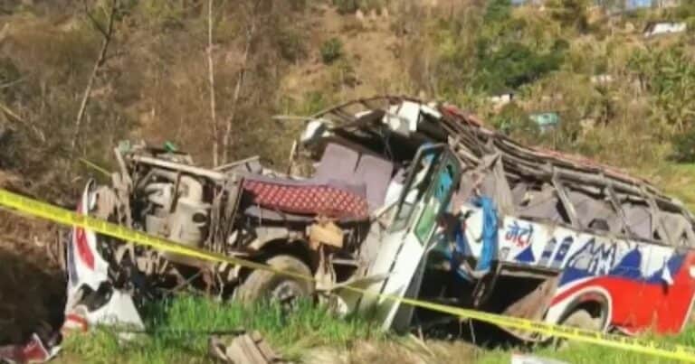 Un micro con invitados a una boda cayó por una pendiente: hubo 13 muertos y 34 heridos