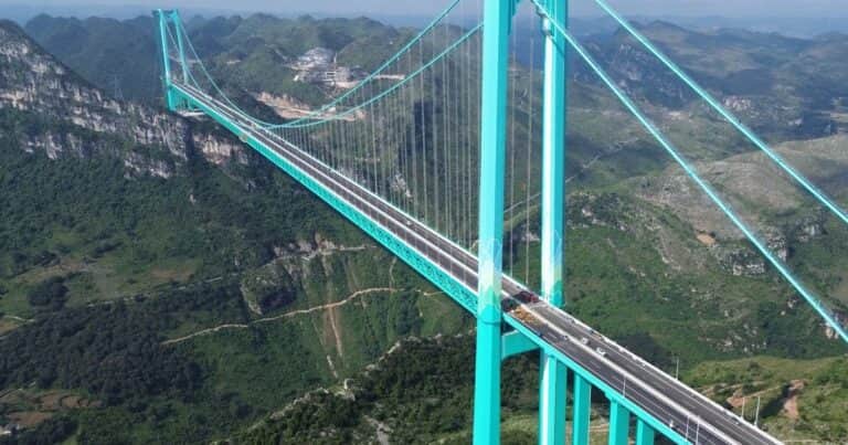 Tiene 2.890 metros de largo y es tan alto que caben dos Torres Eiffel: el megapuente que China levantó en tiempo récord