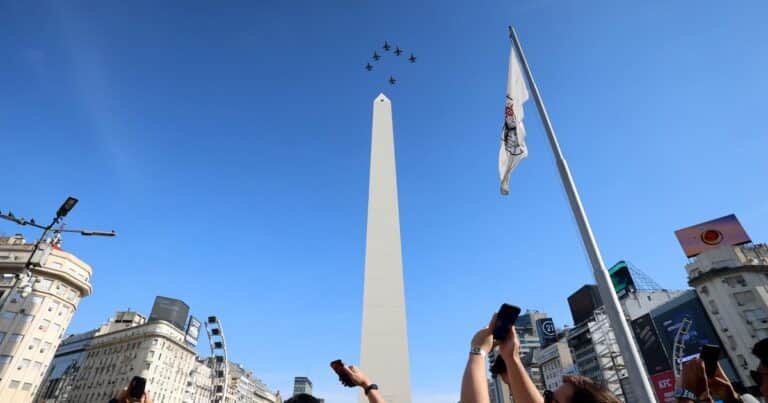 La llegada a los F-16 y la pelea por los bajos sueldos: los pilotos de élite cobran $1.200.000 y ya se fueron 2.000 agentes de la Fuerza Aérea