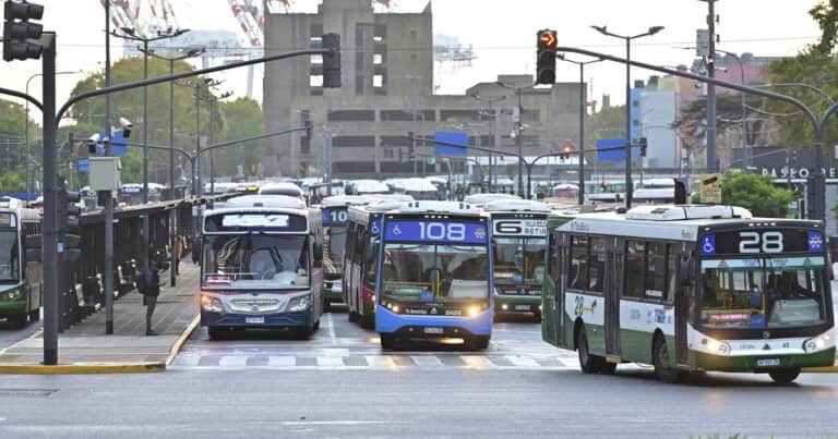 La CGT se reúne para definir un paro general por la reforma laboral y presiona a la UTA para que no haya colectivos