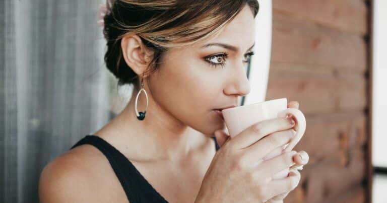 Una mujer perdió su empleo por tomar una pausa para tomar cafe y la Justicia da la razon a la empresa: ¿Por qué?