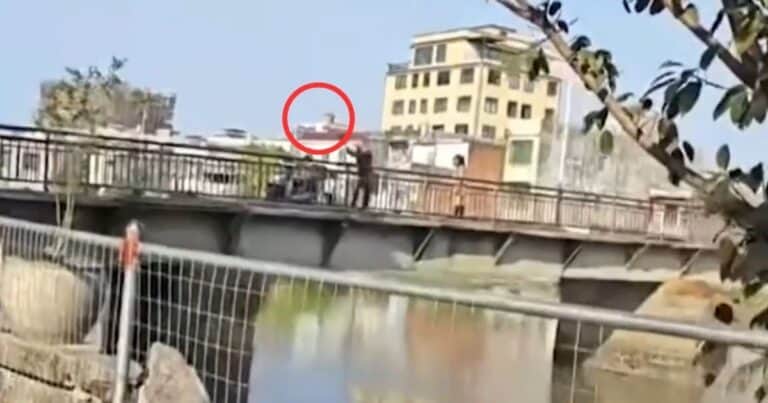 Discutió con su mujer en un puente y arrojó a su pequeño hijo al río: el video