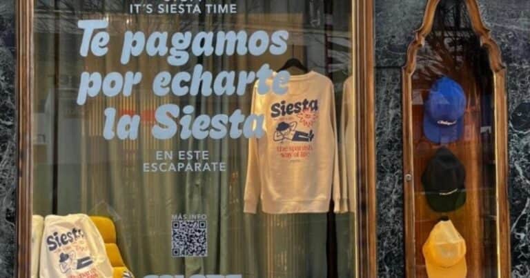 Una empresa ofrece dinero para tomar una siesta en la vidriera del negocio