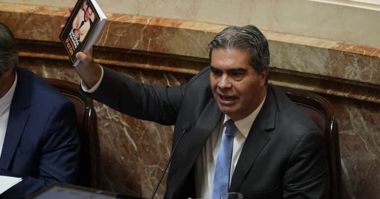 Jorge Capitanich armó en enero un despacho con 17 asesores en el Senado y designó a su hija como jefa