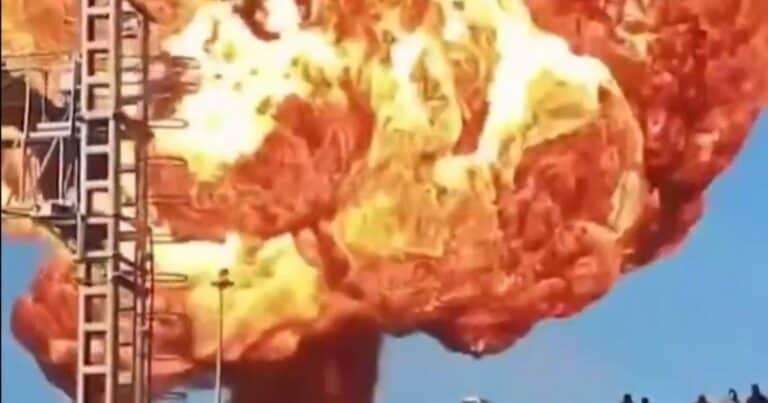 El impactante momento en el que un tren que transportaba combustible descarriló y explotó en Rusia