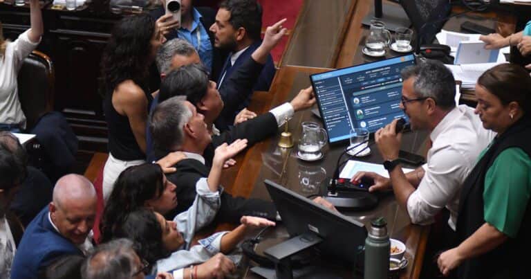 Tensión y escándalo en Diputados: la sesión por la reforma laboral estuvo a punto de caerse tras una jugada del peronismo y el oficialismo reaccionó