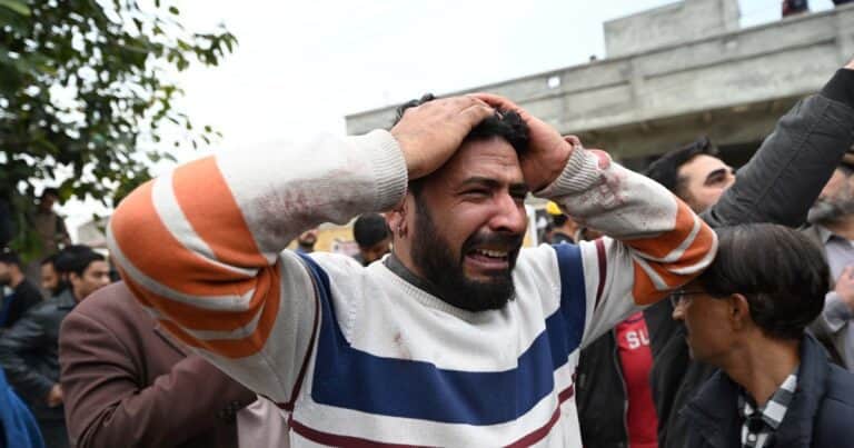 Un ataque suicida deja 31 muertos y 169 heridos en una mezquita en Pakistán: «Había cadáveres por todas partes»