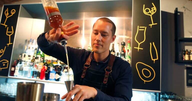 Día Mundial del Barman: por qué se celebra este 24 de febrero y tres cócteles fáciles para preparar en casa