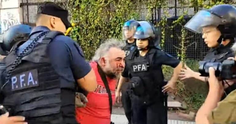«Me pegaban patadas por abajo»: el dramático relato del camarógrafo golpeado y detenido por la Policía frente al Congreso