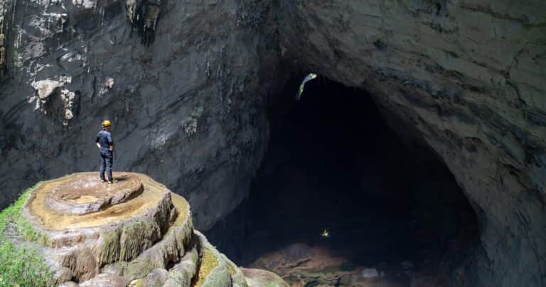 Hallan la cueva más grande del mundo, tiene ríos subterráneos y estalagmitas gigantes