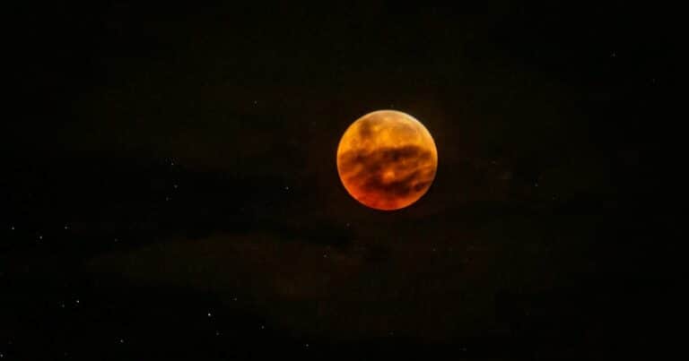 Cuándo es la próxima luna llena: a qué hora ver la Luna de Sangre este 2026
