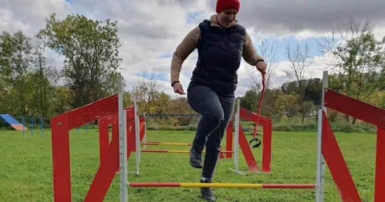 De los therians a pasear perros imaginarios: qué es «hobby dogging», la práctica furor en redes sociales