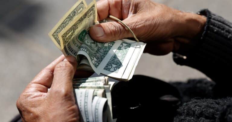 A pesar del ruido externo, el riesgo país baja levemente, rebota el Merval y el dólar sube a $1.425