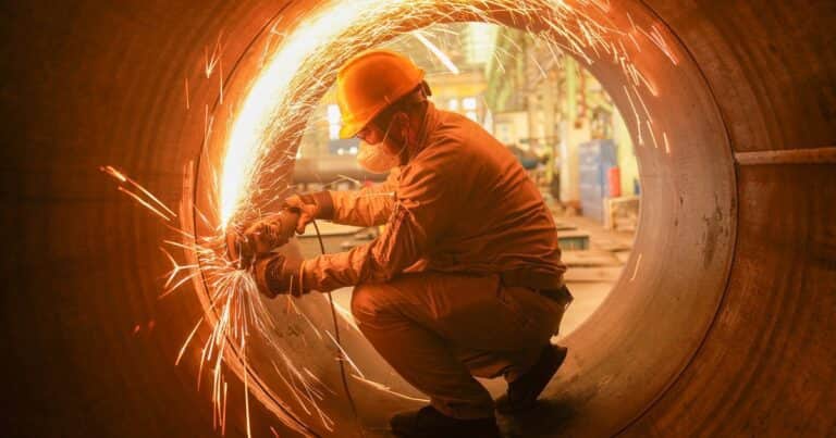 El empleo formal retrocede: 105.174 asalariados registrados menos en 12 meses