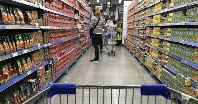 Escala la pelea por las tasas municipales: alimenticias y supermercados piden ponerles un freno a los intendentes