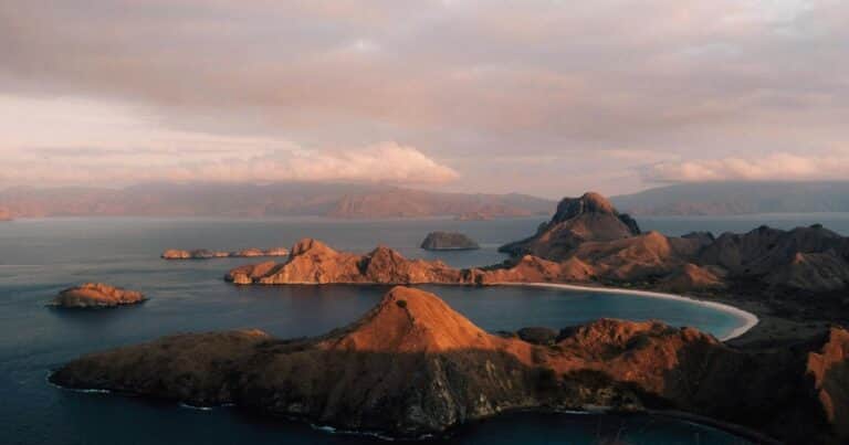 El rincón del mundo donde viven los dragones de Komodo en medio de volcanes y templos ancestrales