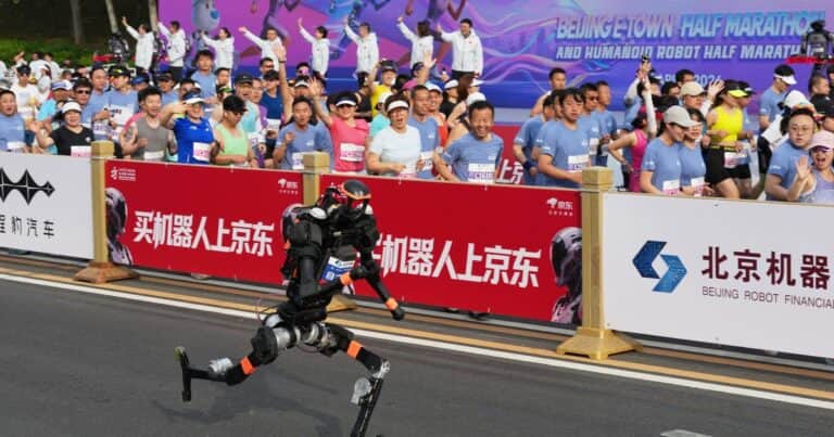 Robots superan al humano en media maratón: el video de la llegada en Pekín y la caída que puso al público en vilo