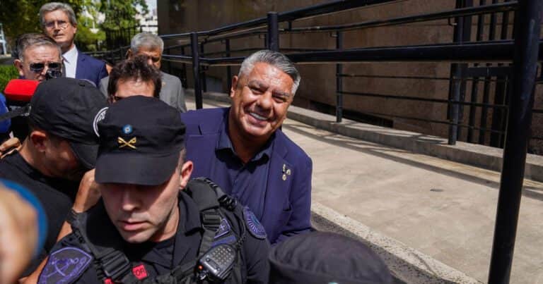Autorizaron a «Chiqui» Tapia a hacer tres viajes fuera del país para reuniones de CONMEBOL y la FIFA