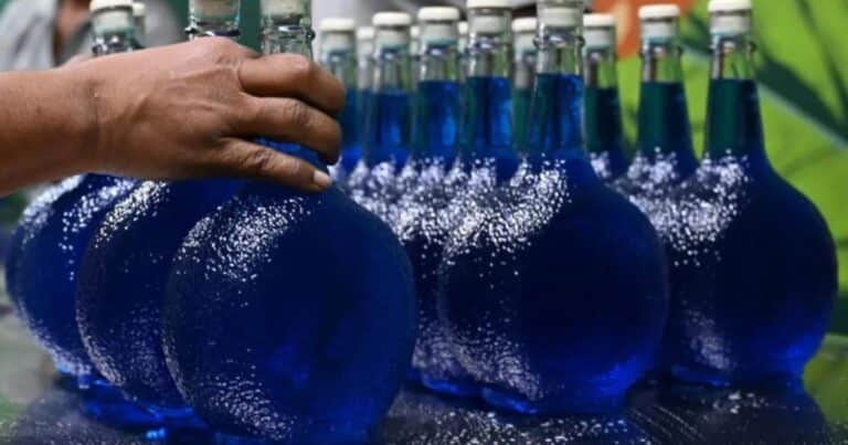 Una mentira que lleva 130 años: el famoso licor Curazao azul no es azul