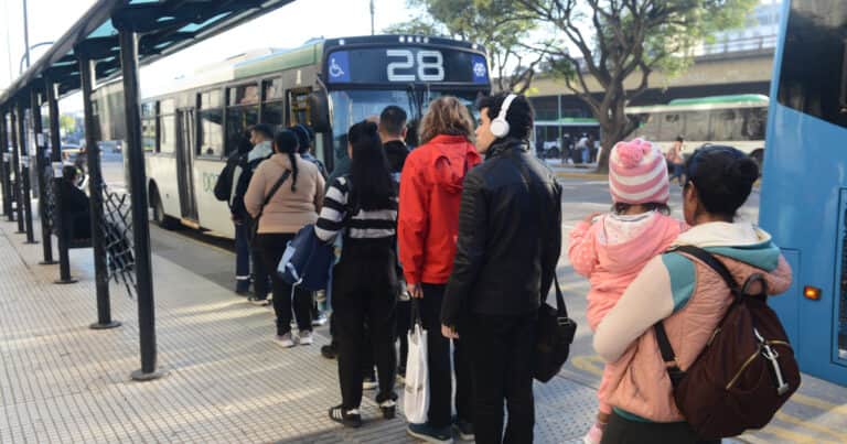 Las empresas de colectivos del AMBA presionan al Gobierno: se declararon en emergencia y amenazan con volver a reducir servicios