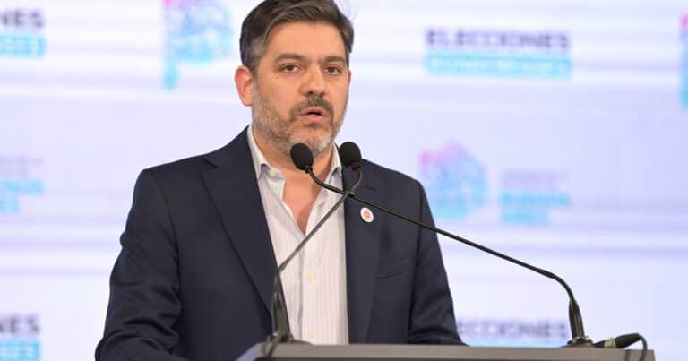 Carlos Bianco debió ser operado de urgencia en Barcelona, mientras acompañaba a Kicillof