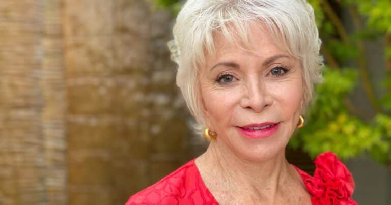 Isabel Allende, rutina de la escritora de 83 años: «Me despierto a las 5 de la mañana, me preparo un café y me siento en la cama»