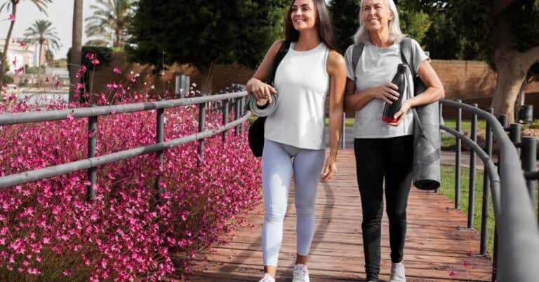 La actividad ideal para mujeres de 50 y 60 que mejora la fuerza y la movilidad, según expertos