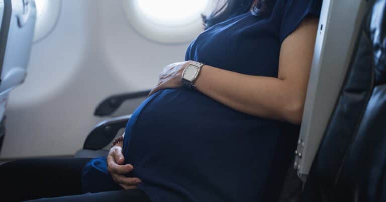 Una mujer dio a luz en pleno vuelo y tratan de determinar la nacionalidad de su hijo: «No estamos seguros»