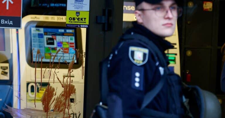 Un tirador mató a seis personas en las calles de Kiev y se atrincheró con rehenes en un supermercado
