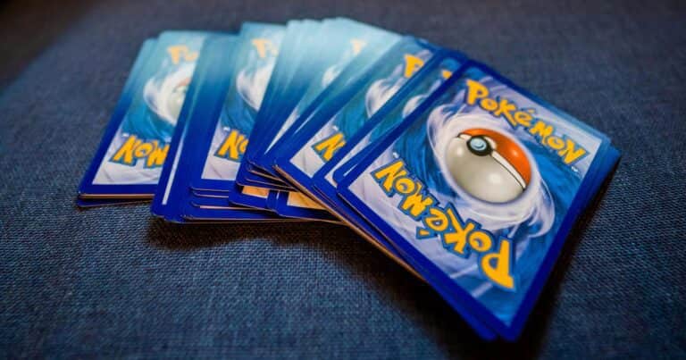 Halló en una caja las cartas Pokémon de su infancia y descubrió que tenían un valor alto: «Me dio un mareo al saberlo»