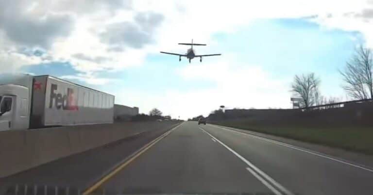 El increíble aterrizaje de una avioneta en medio de los autos en una autopista
