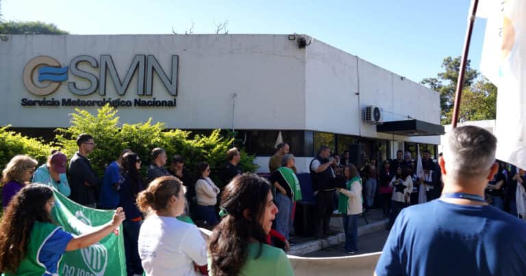 El Servicio Meteorológico cambió el paro de hoy por una jornada de protestas, y los vuelos funcionan con normalidad