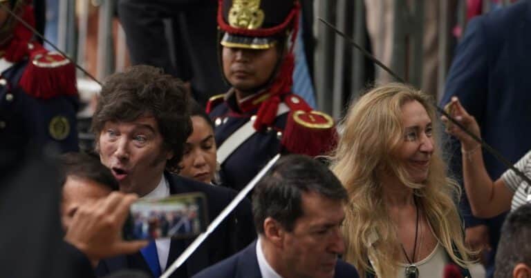 El escándalo Adorni: los chats calientes del Gobierno y la impaciencia por el aguante al funcionario