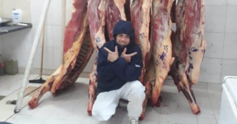 Le pidió a su hijastro que bajara la música, fue atacado a machetazos y lo ahorcó