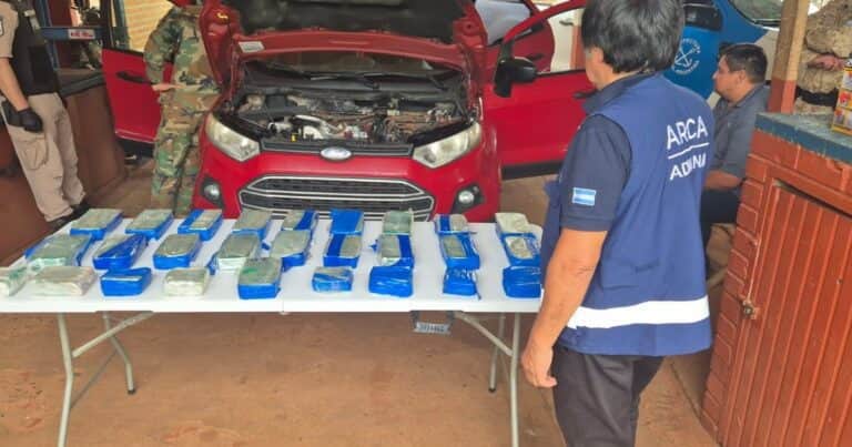 Llevaba más de 24 kilos de cocaína escondidos en el tablero de su auto: quedó detenido