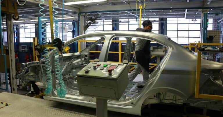 La industria, 19 meses en el tobogán y sin frenos