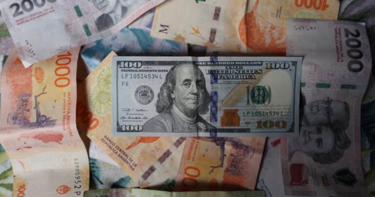 El «Súper Peso» bajo presión: el Gobierno entre reactivar la economía o contener el dólar