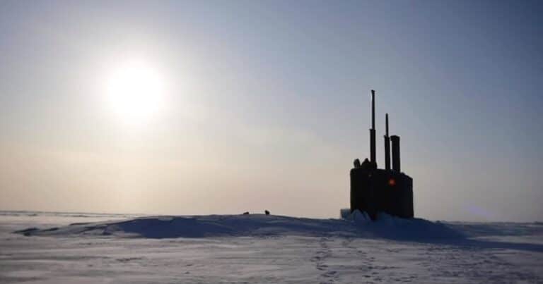 Filmaron a un submarino nuclear emergiendo y rompiendo el hielo en el Ártico