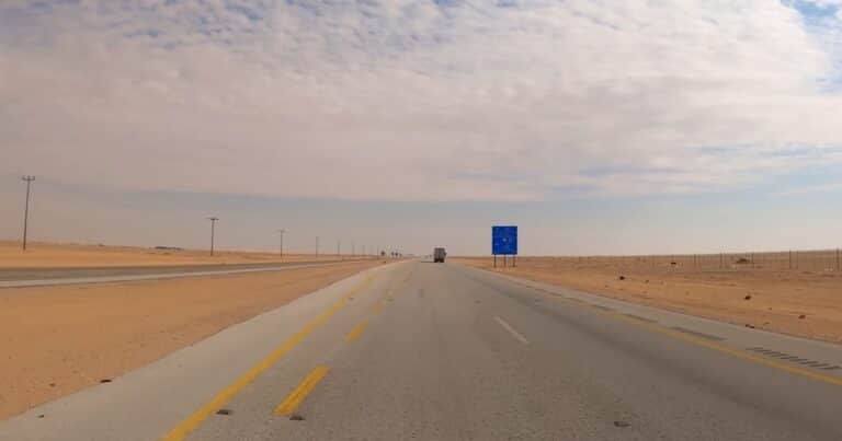 240 kilómetros sin una sola curva: el desafío de transitar la carretera recta más larga del mundo