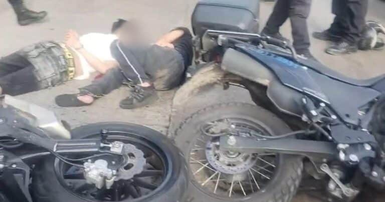 Detuvieron a dos adolescentes que robaron una moto en Belgrano, escaparon por General Paz y chocaron contra un auto en Camino Negro