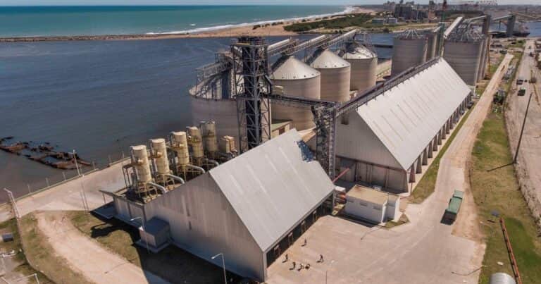 “Rehén de una minoría”: crecen las críticas hacia los transportistas que mantienen bloqueado el puerto de Quequén