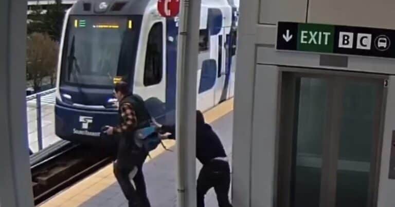Filmaron a un hombre tratando de empujar a un desconocido a las vías del tren